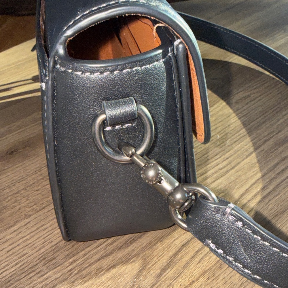 Authentic Coach Black leather shoulder bag BNWT suede interior with key to lock. - Picture 7 of 16